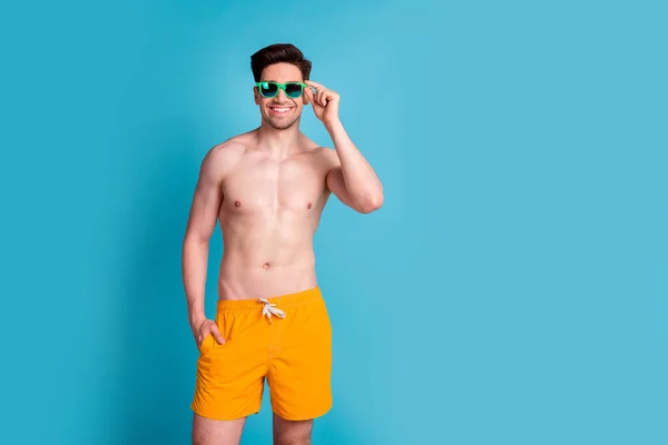Fotoporträt Von Attraktiven Jungen Mann Berühren Sonnenbrille Posieren Tragen Trendige — Stockfoto