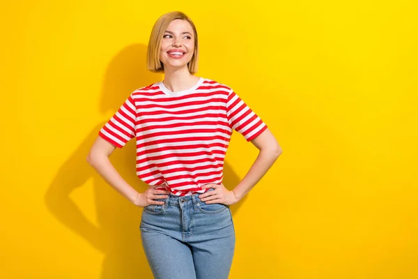 Foto Una Mujer Radiante Dentada Vestida Con Una Camiseta Rayas —  Fotos de Stock