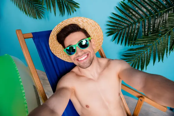 クールな陽気な男の写真日光浴ラウンジチェアブロギングビデオ隔離された青い色の背景 — ストック写真