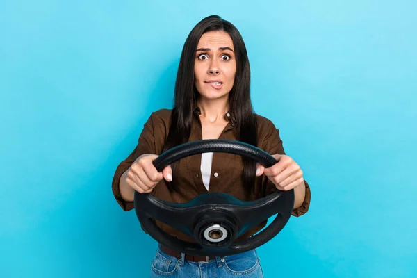Etkilenmiş Kadının Fotoğrafı Kahverengi Gömlekli Araba Kullanan Dudak Isıran Mavi — Stok fotoğraf