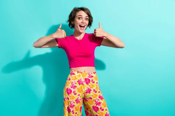 Kuva Innoissaan Optimistinen Tyttö Pukeutua Vaaleanpunainen Kesä Asu Tyylikäs Vaatteet — kuvapankkivalokuva