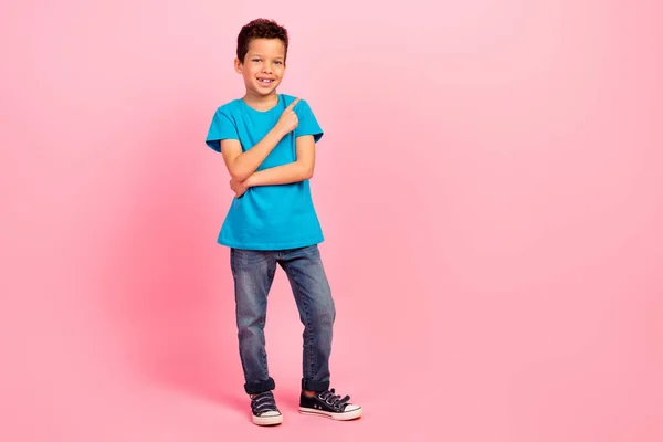 Foto Longitud Completa Niño Emocionado Seguro Vestido Camiseta Azul Señalando —  Fotos de Stock