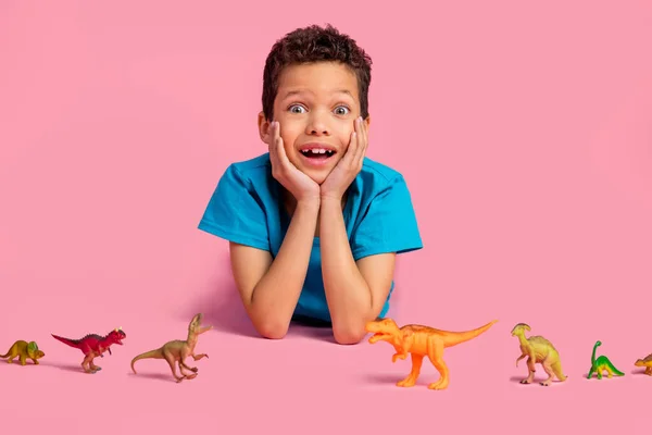 Mavi Tişörtlü Plastik Dinozor Oyuncaklarıyla Oynayan Pembe Arka Planda Tatlı — Stok fotoğraf