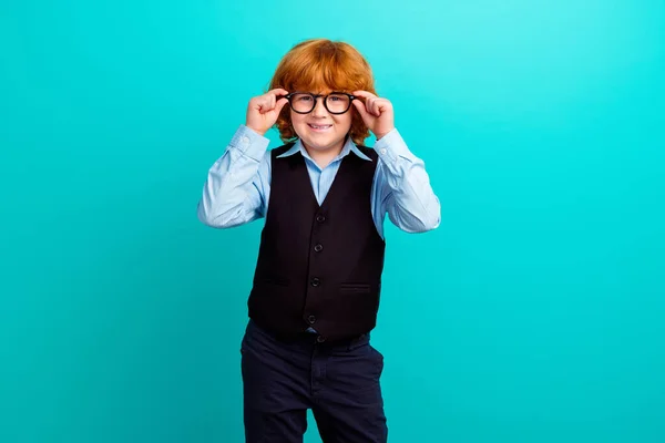 Portret Wesoły Inteligentny Mały Uczeń Zębiony Uśmiech Dłonie Dotknąć Okularów — Zdjęcie stockowe