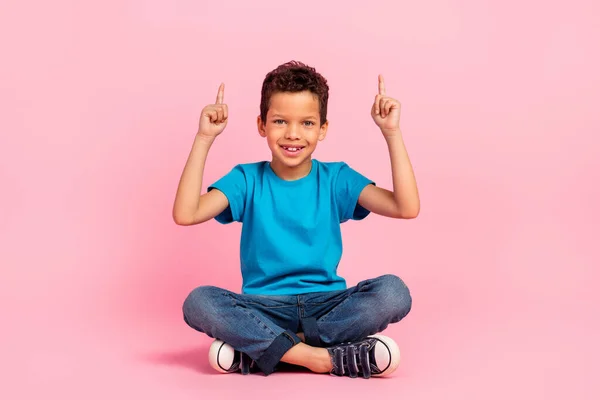 Plná Délka Fotografie Sladké Vzrušený Chlapec Oblečený Modrý Tričko Ukazující — Stock fotografie