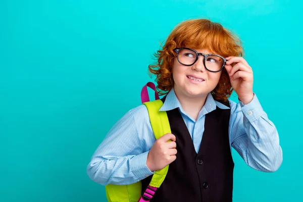 Retrato Mente Positiva Pequeña Escolar Brazo Táctil Gafas Llevar Mochila — Foto de Stock
