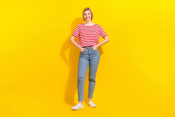 Full Längd Foto Ganska Bedårande Kvinna Klädd Randig Shirt Jeans — Stockfoto
