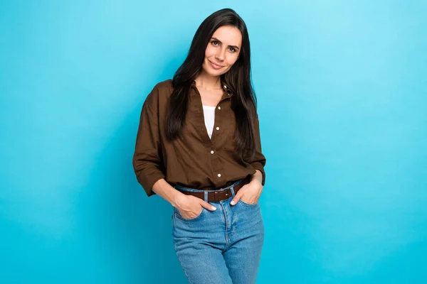 Photo Confident Business Lady Wearing Trendy Brown Shirt Denim Jeans — Stock Photo, Image