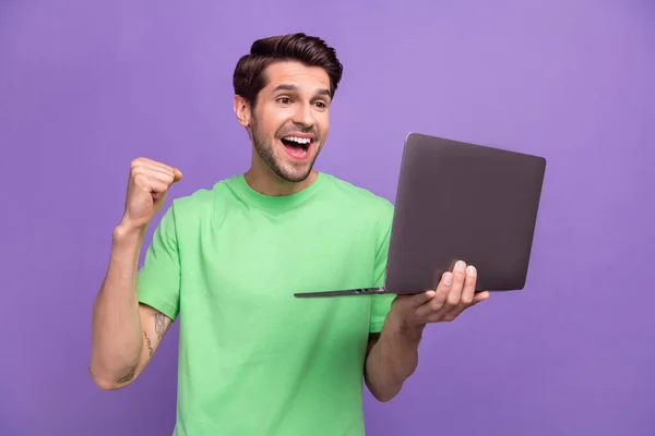 Foto Von Überglücklich Zufriedenen Mann Mit Stoppeln Gekleidet Grünem Shirt — Stockfoto