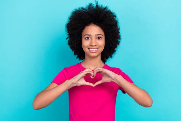 Foto Chica Optimista Agradecida Con Afro Chevelure Usar Dedos Camiseta —  Fotos de Stock
