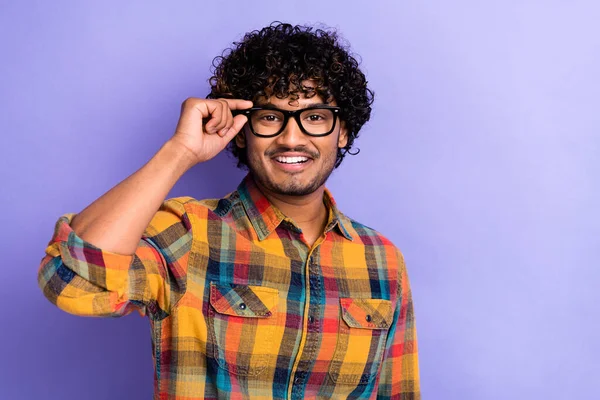 Retrato Persona Alegre Inteligente Sonriente Mano Tacto Gafas Espacio Vacío — Foto de Stock