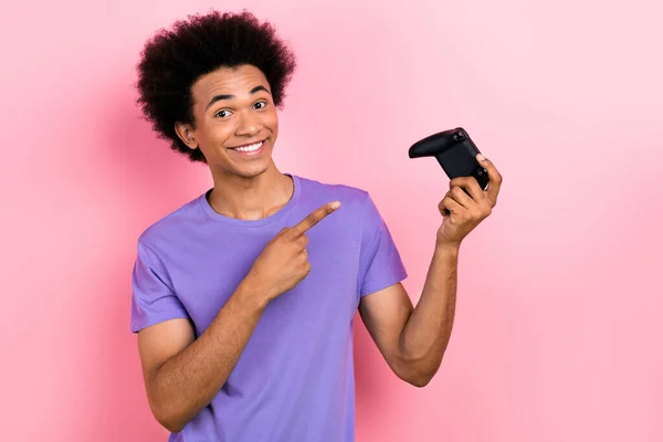 Saçı Permalı Neşeli Adamın Portresi Playstation Joystick Yönetmenlik Yapan Pembe — Stok fotoğraf