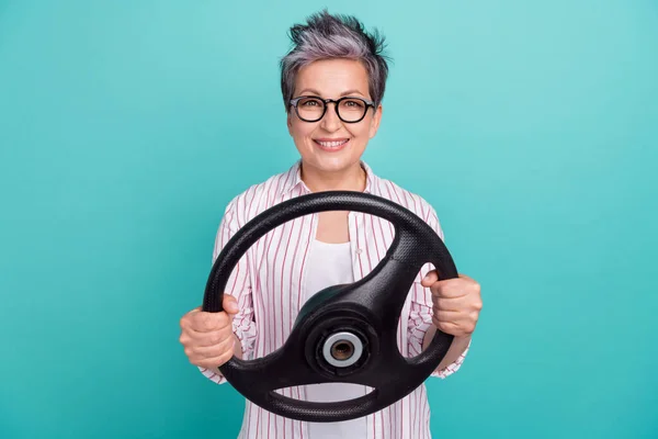 Photo Woman Professional Uber Taxi Holding Steering Wheel Teach Safety — Stock Photo, Image