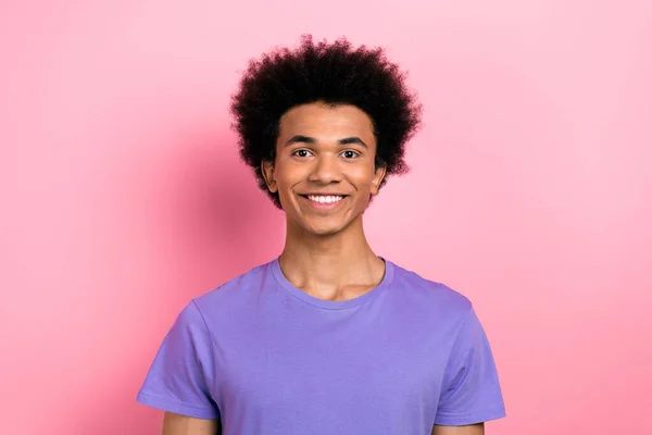 楽観的な陽気な男性の写真は紫色の服を着ています ピンク色の背景に分離された良い気分 — ストック写真