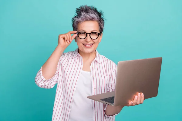 经验丰富的商务女士程序员高级程式码开发人员在青色背景下触摸笔记本电脑镜片的肖像 — 图库照片