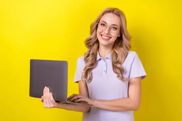 照片上漂亮而快乐的女人穿着紫色T恤衫的眼镜 穿着现代设备 独立的黄色背景 — 图库照片