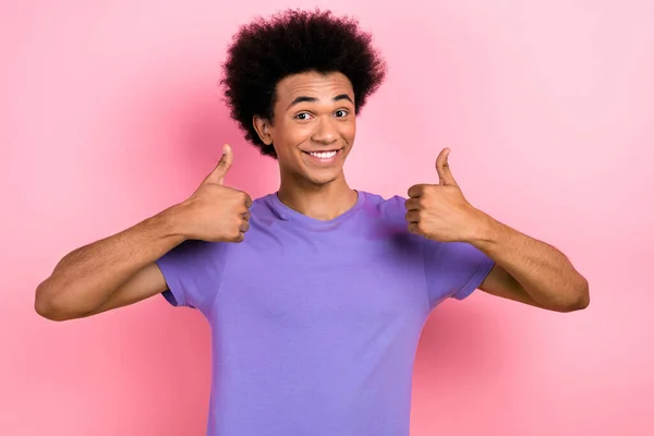 友善的男士身穿时髦服装的照片 双手大拇指向上 推荐黑色星期五购物 以粉色为背景 — 图库照片