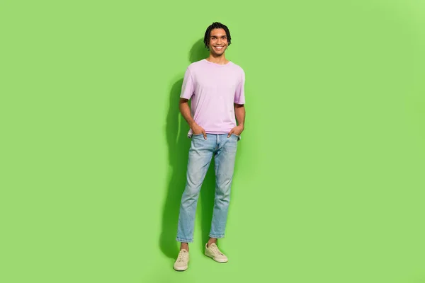 Foto Longitud Completa Chico Atractivo Positivo Usar Camiseta Rosa Sonriendo —  Fotos de Stock