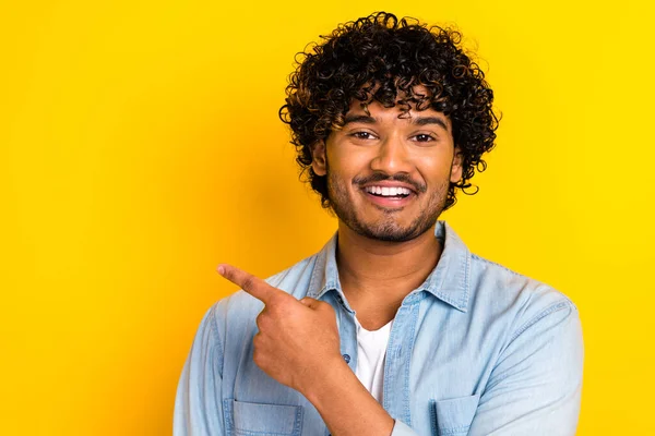 Porträt Eines Freundlichen Fröhlichen Mannes Mit Strahlendem Lächeln Auf Gelbem — Stockfoto