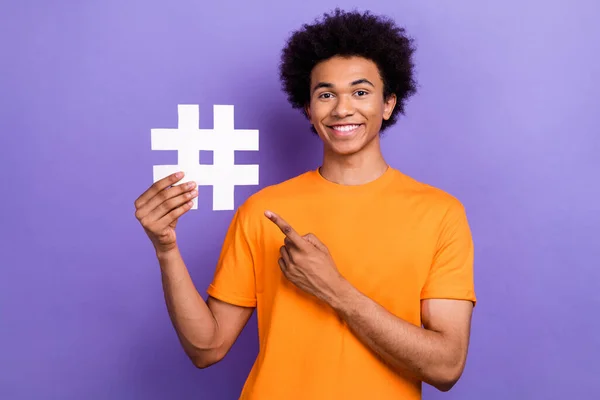 Foto Van Optimistische Man Chevelure Haar Hold Papier Symbool Hashtag — Stockfoto