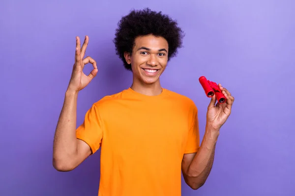 Portret Van Vrolijke Jonge Man Met Oranje Shirt Toon Okey — Stockfoto