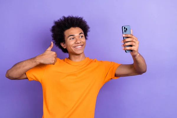 Foto Van Knappe Man Houden Smart Phone Nemen Selfie Demonstreren — Stockfoto