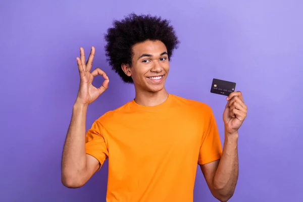 Photo Handsome Positive Guy Hold Debit Card Demonstrate Okey Symbol — Stock Photo, Image