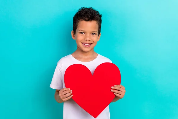 Bilde Bedårende Munter Skolebarn Strålende Smil Hender Hold Hjertesymbolpapirkort Isolert – stockfoto