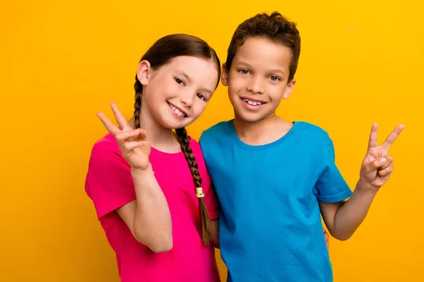 愛らしい気分の写真 幼稚園児は Signs隔離された黄色の背景を示すTシャツを着用しています — ストック写真
