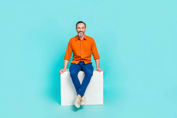 Pełna Długość Zdjęcie Uroczy Zabawny Człowiek Ubrany Pomarańczowy Koszula Siedzi — Zdjęcie stockowe