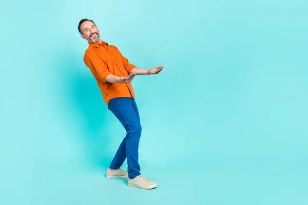 Foto Completa Hombre Positivo Vestido Camisa Naranja Sosteniendo Brazos Espacio —  Fotos de Stock