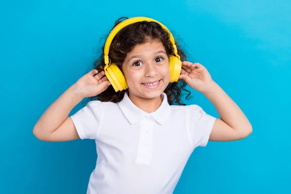 Tatlı Bir Kızın Fotoğrafı Kulaklığı Dinle Peri Masalı Sesli Müzik — Stok fotoğraf