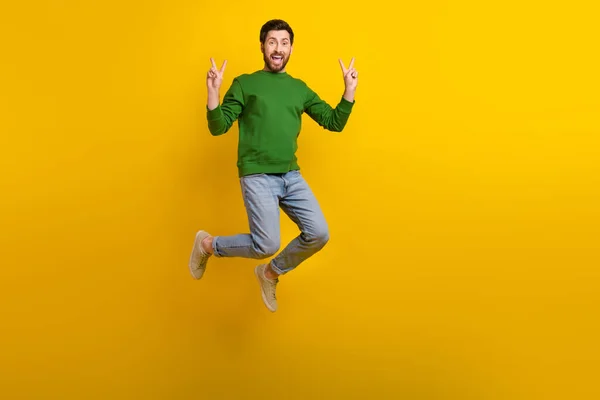 Ganzkörperfoto Des Springens Überglücklich Verrückter Kerl Brünetter Geschäftsmann Grüner Pullover — Stockfoto