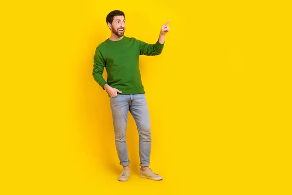 若い男のフルボディマニアは トレンディな衣服のカジュアルスタイルを着用しています 指を指示する 興味深いモックアップ 黄色の背景に隔離された — ストック写真