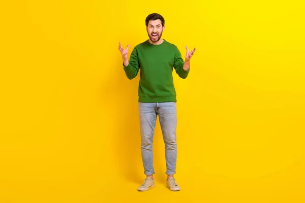 攻撃的なビジネスマンのリアクターのフルボディ写真は黄色の背景で隔離された激しいストレスの手を振る緑のセーターを身に着けます — ストック写真