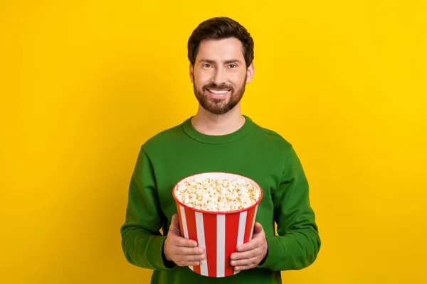 Photo Young Positive Cheerful Guy Wear Green Sweater Hold Bucket — Stock Photo, Image