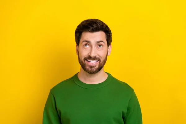 面白いひげ付き男の肖像画 空のスペースを見上げる アドバイス 緑のスエットシャツを着用バナーニュース イエローカラーの背景 — ストック写真