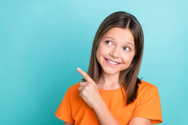 Foto Von Optimistischen Kleinen Mädchen Tragen Stilvolle Orange Shirt Look — Stockfoto