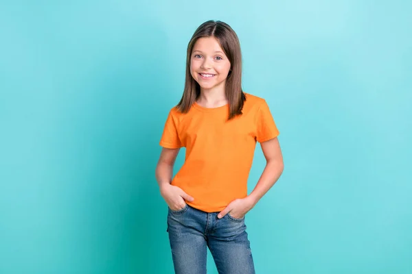 Portrét Legrační Malé Dívky Sobě Oranžové Tričko Modré Džíny Stojící — Stock fotografie