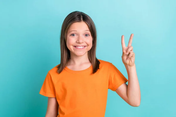 Photo Small Cute Funny Girl Saluting Her Friends Showing Sign — Stock Photo, Image