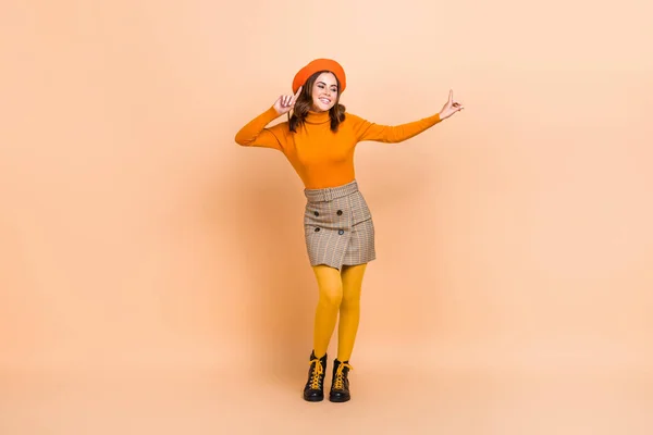 Full Längd Foto Glada Positiva Dam Bära Elegant Orange Outfit — Stockfoto