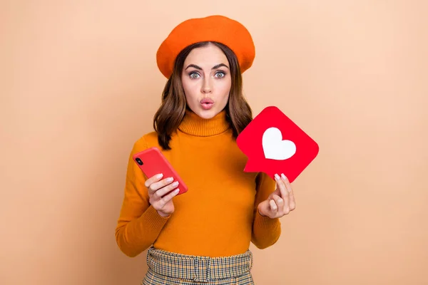 Photo Impressed Pretty Lady Pouted Lips Hands Hold Telephone Paper — Stock Photo, Image