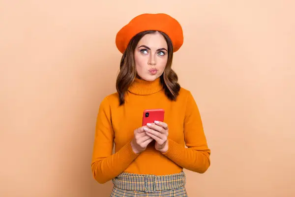 Foto Wanita Berpikiran Menarik Mengenakan Pakaian Oranye Bergaya Tampak Kosong — Stok Foto