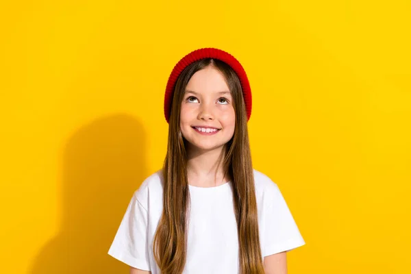귀여운 소녀의 초상화 트렌디 노란색 배경에 — 스톡 사진