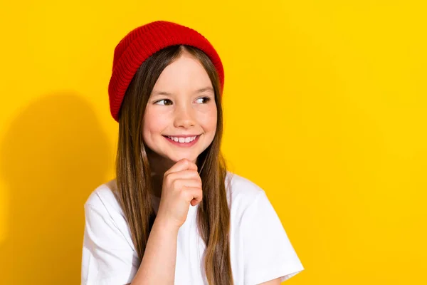 매력적인 여학생의 초상화 배너는 노란색 배경에 — 스톡 사진