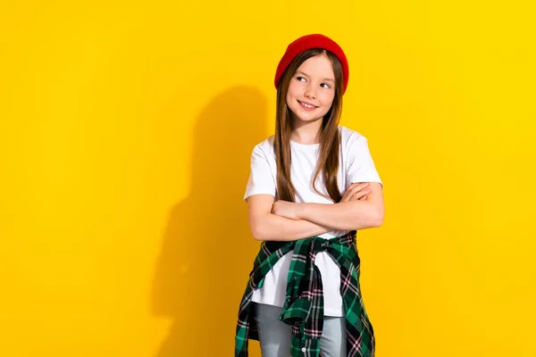 매력적인 여학생 초상화 트렌디 노란색 배경에 보인다 — 스톡 사진