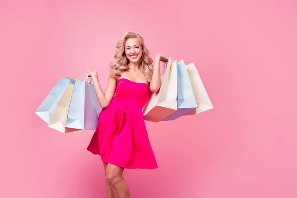 令人赞叹的正面女孩形象 拿着商场购物袋空空荡荡的空间广告 用粉色背景隔离开 — 图库照片