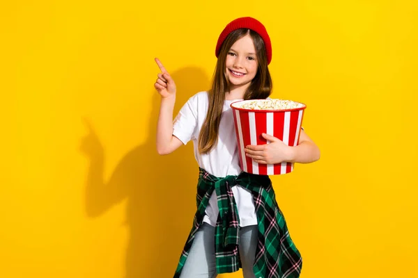 Foto Porträt Von Niedlichen Kleinen Mädchen Popcorn Eimer Fingerzeig Leeren — Stockfoto
