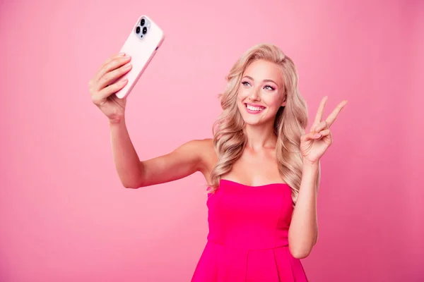 Foto Impressionante Pessoa Positiva Segurar Telefone Inteligente Fazer Selfie Demonstrar — Fotografia de Stock