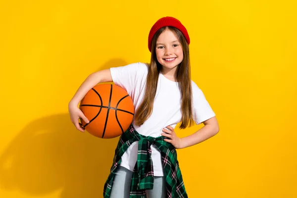 魅力的な少女の手ウエストバスケットボールプレーヤーの写真の肖像画は 黄色の背景に隔離されたスタイリッシュな白い衣服を着色しました — ストック写真